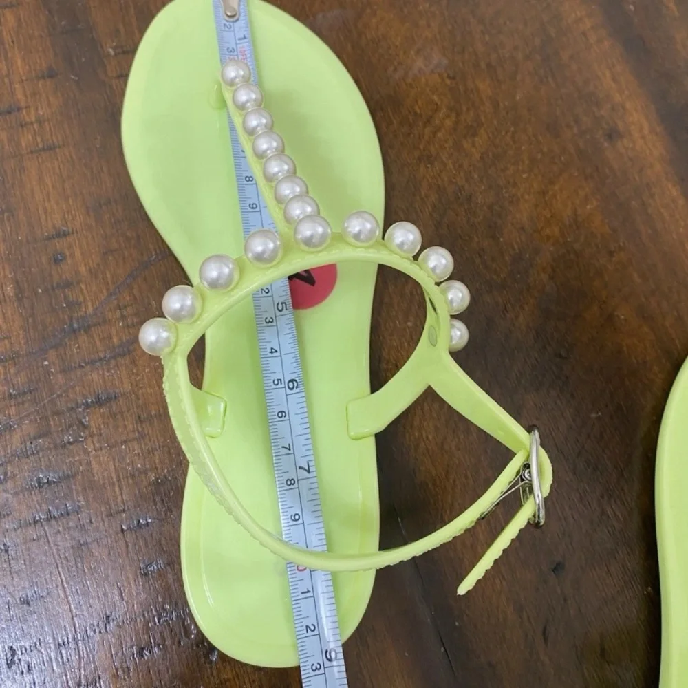 STUART WEITZMAN, NEW WITH DEFECT -PEARLY STUD GREEN JELLY SANDALS  Youth 4